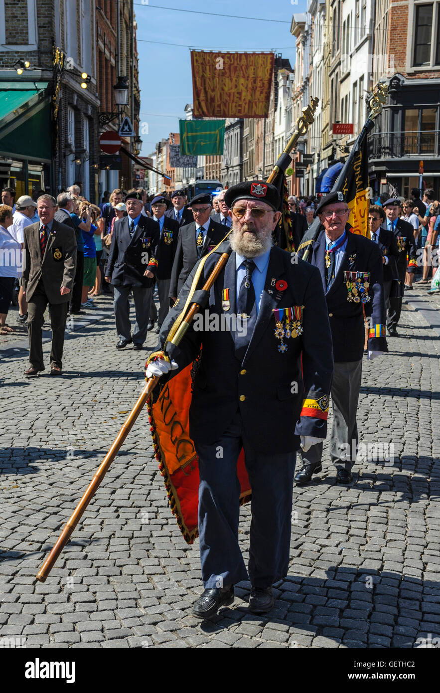 Guerra Mondiale Veterani 2 marzo dietro una banda di Grote Markt come parte delle celebrazioni del Belgio della Giornata Nazionale Il 22 luglio. Foto Stock