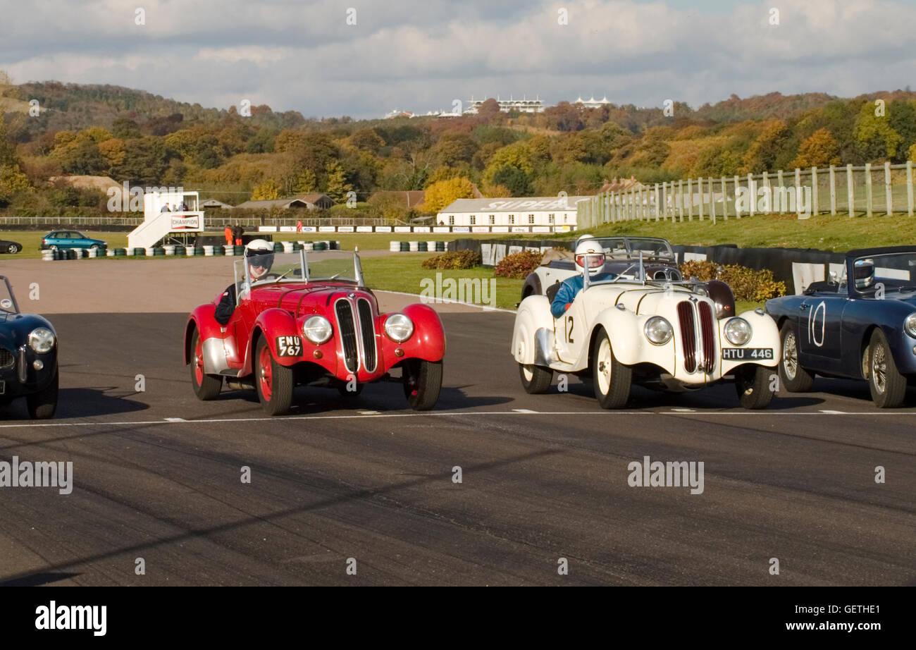 Classic sport auto sulla linea di partenza a Goodwood con il Vintage Sports Car Club. Foto Stock