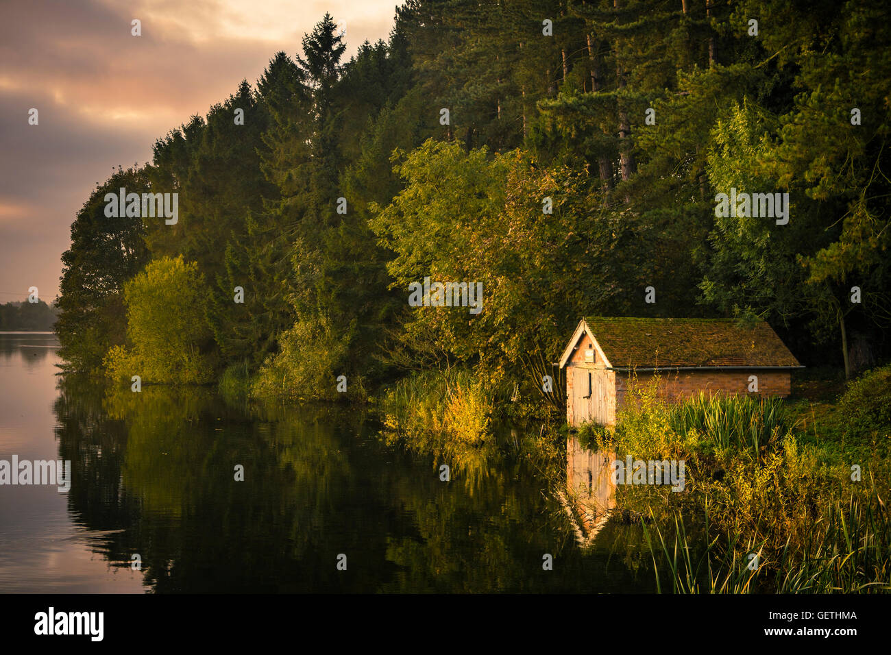 Il Boathouse sul serbatoio Swithland su una calma alba. Foto Stock