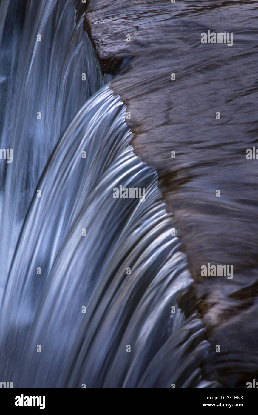 Una piccola cascata sul fiume Lin a Glenfield Lodge Park nel Leicestershire. Foto Stock