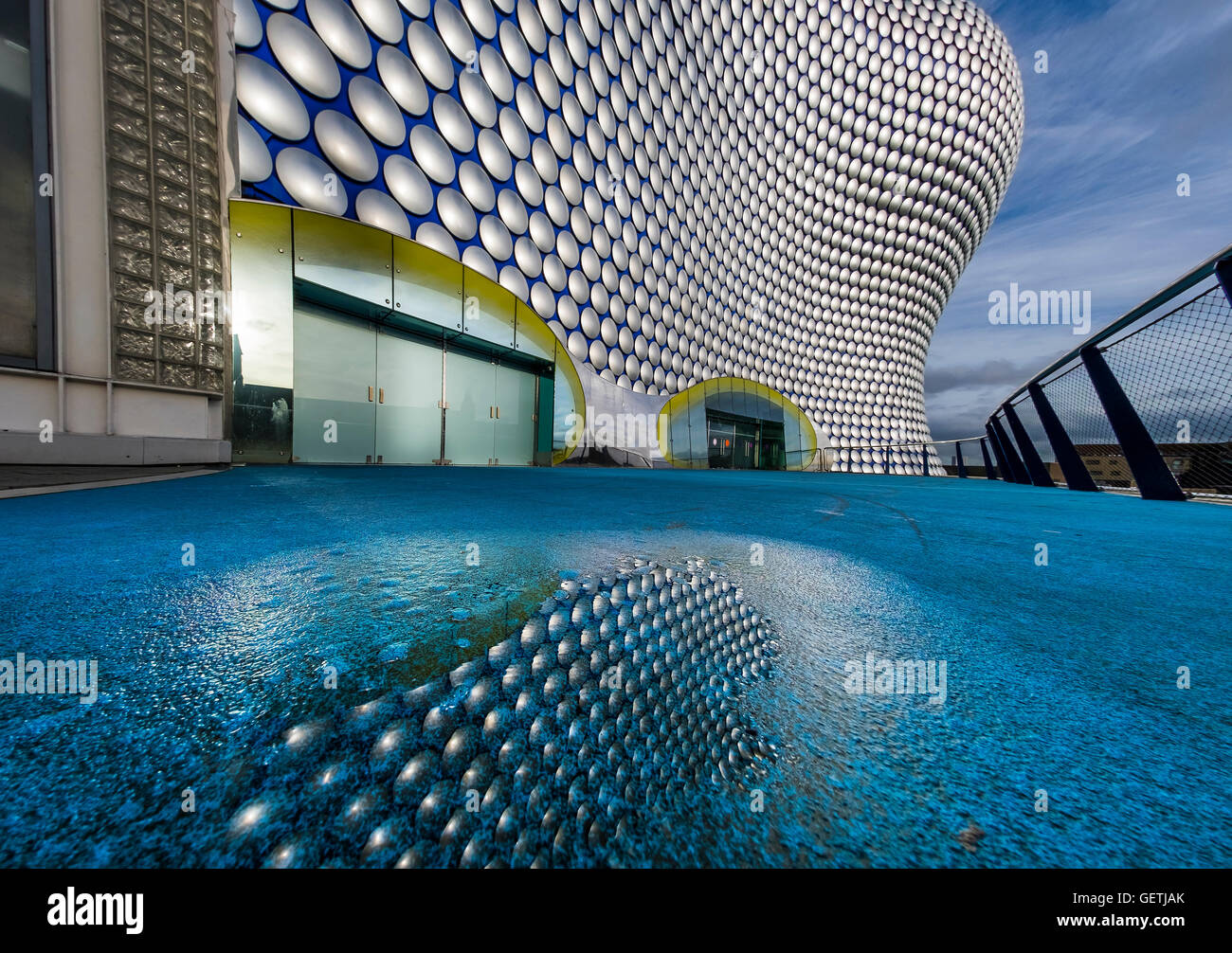 Il Selfridges building riflessa in una pozzanghera. Foto Stock