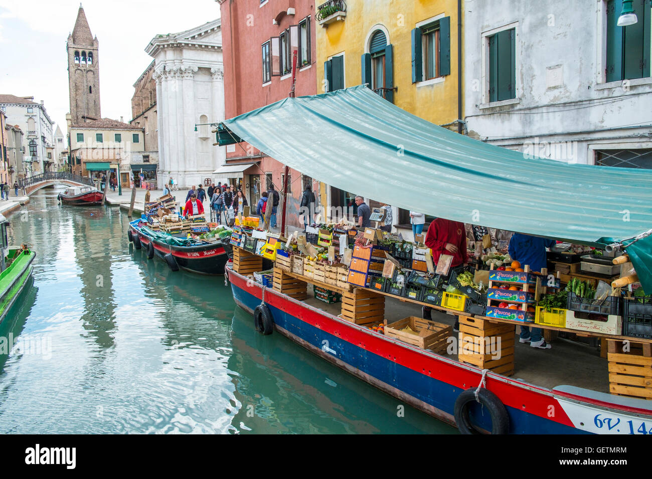 Barge per la vendita di frutta e verdura a Rio de Santa Barnaba a Venezia. Foto Stock