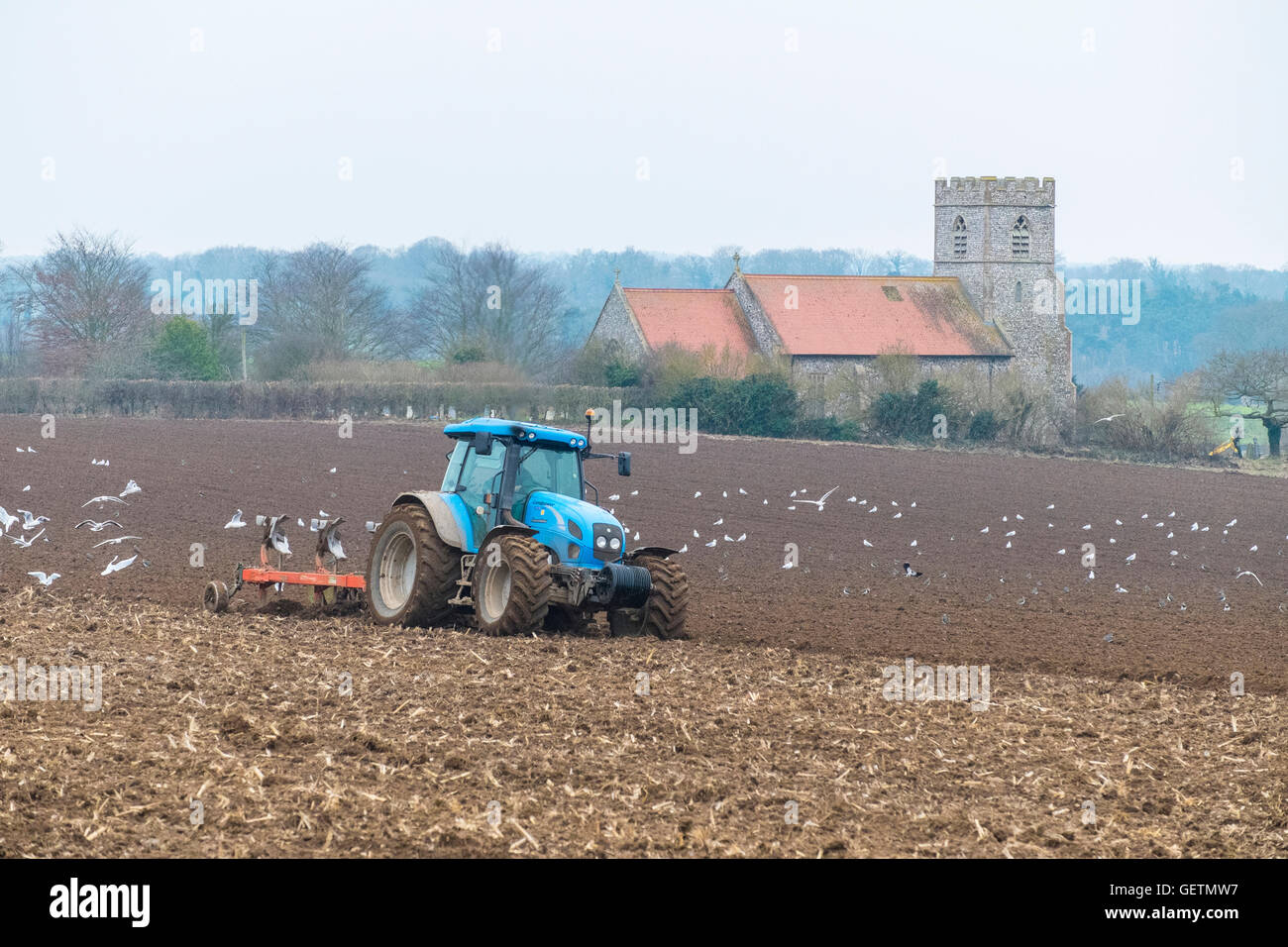 Trattore con aratro combinazione erpice e. Foto Stock