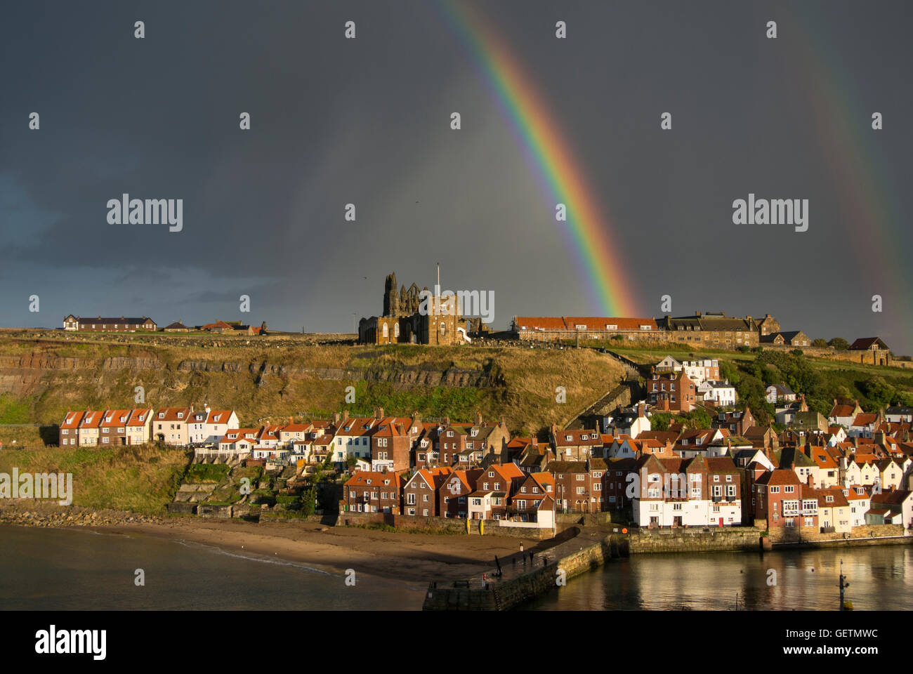 Rainbow su Chiesa e Abbazia di Whitby. Foto Stock