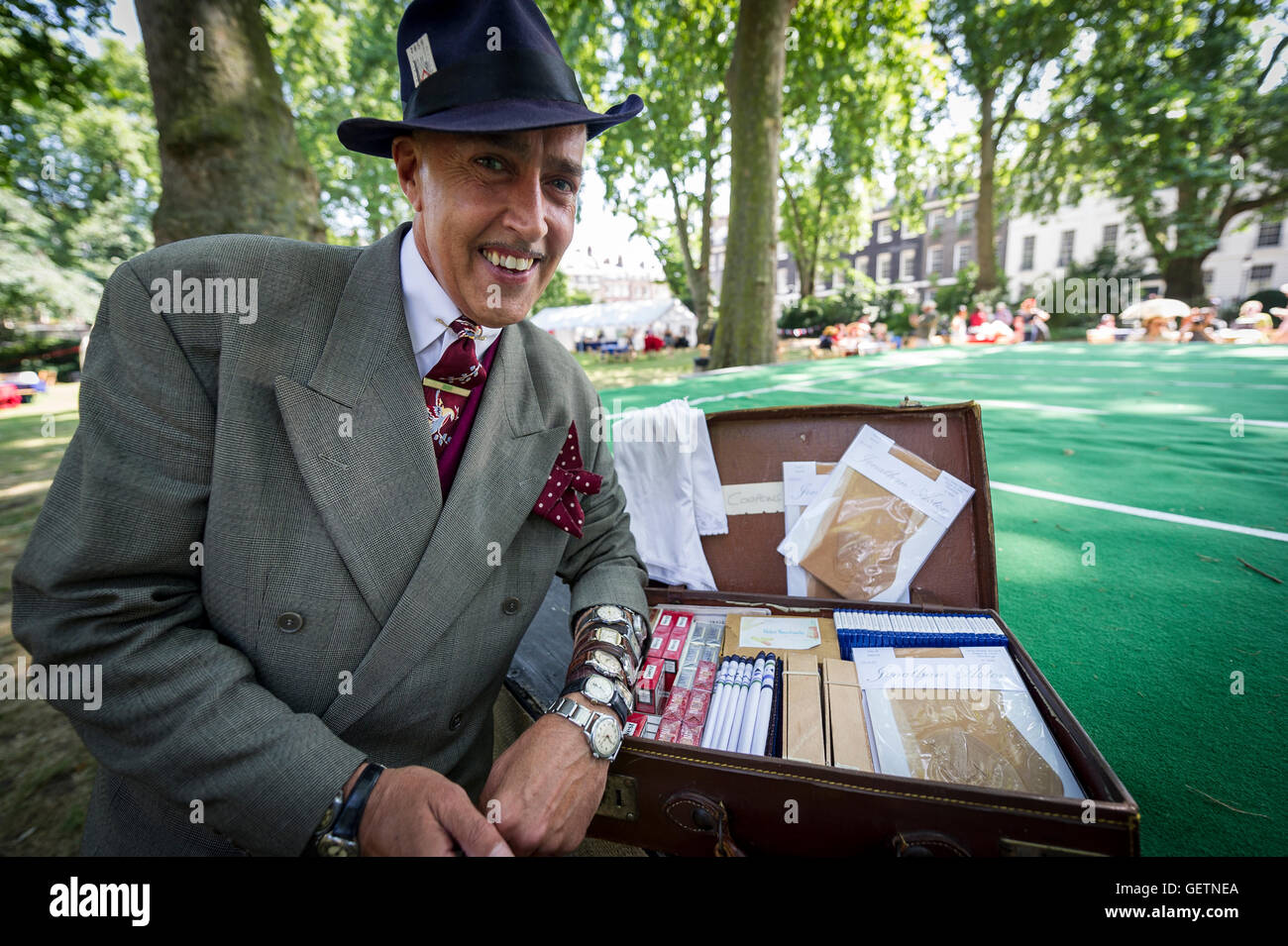 Viv Spiv la vendita sul mercato nero di merci per la folla durante le celebrazioni del decimo anniversario del protocollo CHAP Olimpiade. Foto Stock