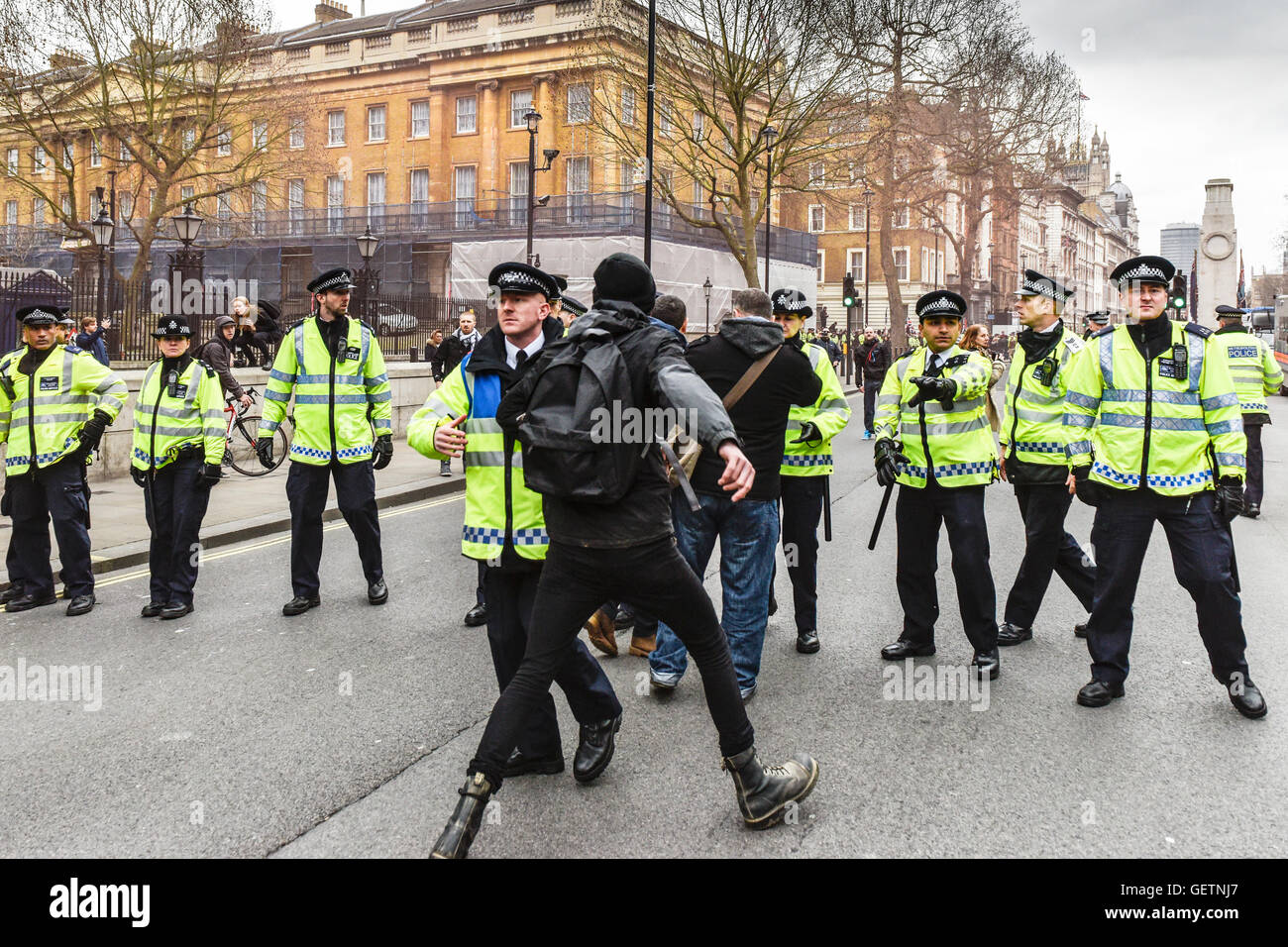 Un anti-fascista cerca di rompere attraverso un cordone di polizia a una dimostrazione in Whitehall Foto Stock