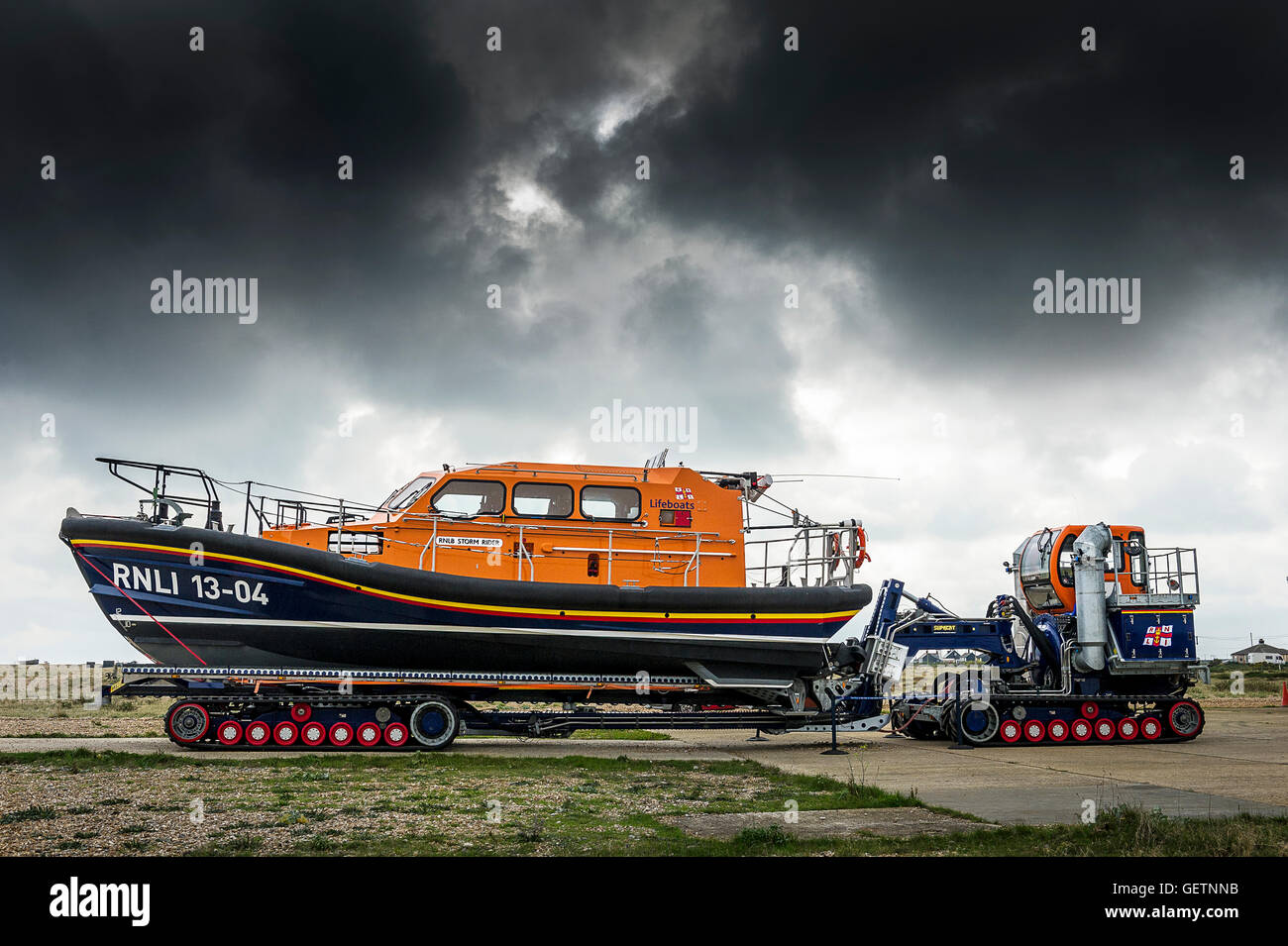 Il rilievo della classe di Shannon scialuppa di salvataggio Storm rider su un rimorchio pronto per essere lanciato a Dungeness nel Kent. Foto Stock