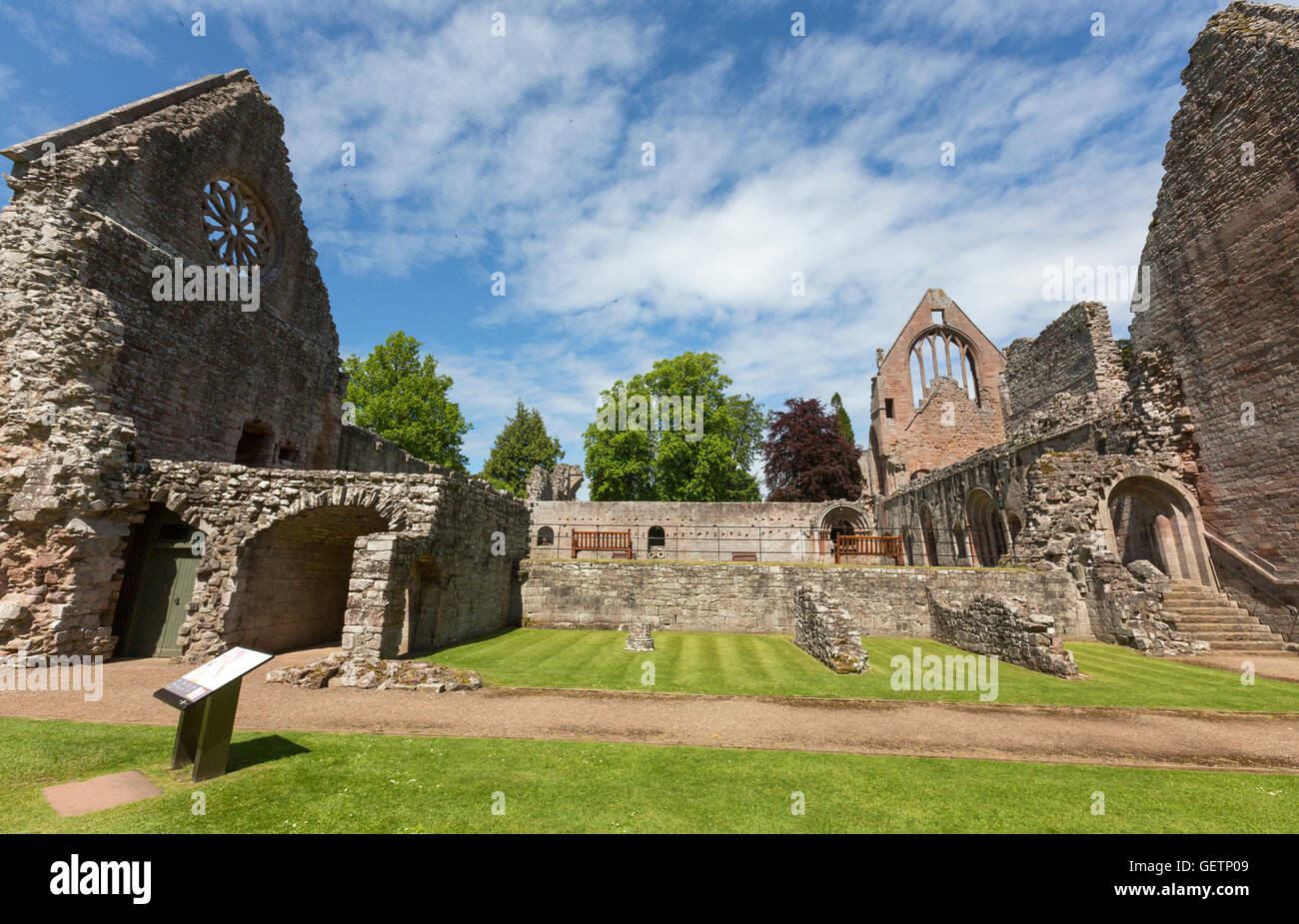 Cancello per cantine, il chiostro e il refettorio, Dryburgh Abbey, Dryburgh, Scottish Borders, Scozia. Foto Stock