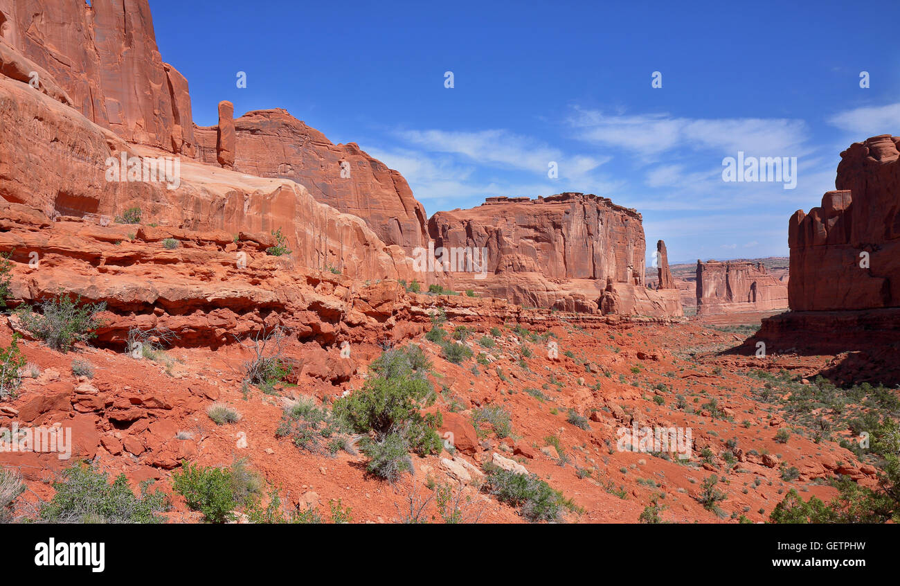Rosse rocce e massi Arches National Park nello Utah negli Stati Uniti Foto Stock