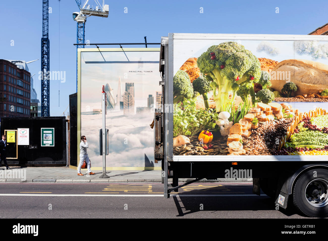 Un gigantesco broccoli è pubblicizzato su un autocarro passando da lavori di riqualificazione in Shoreditch. Foto Stock