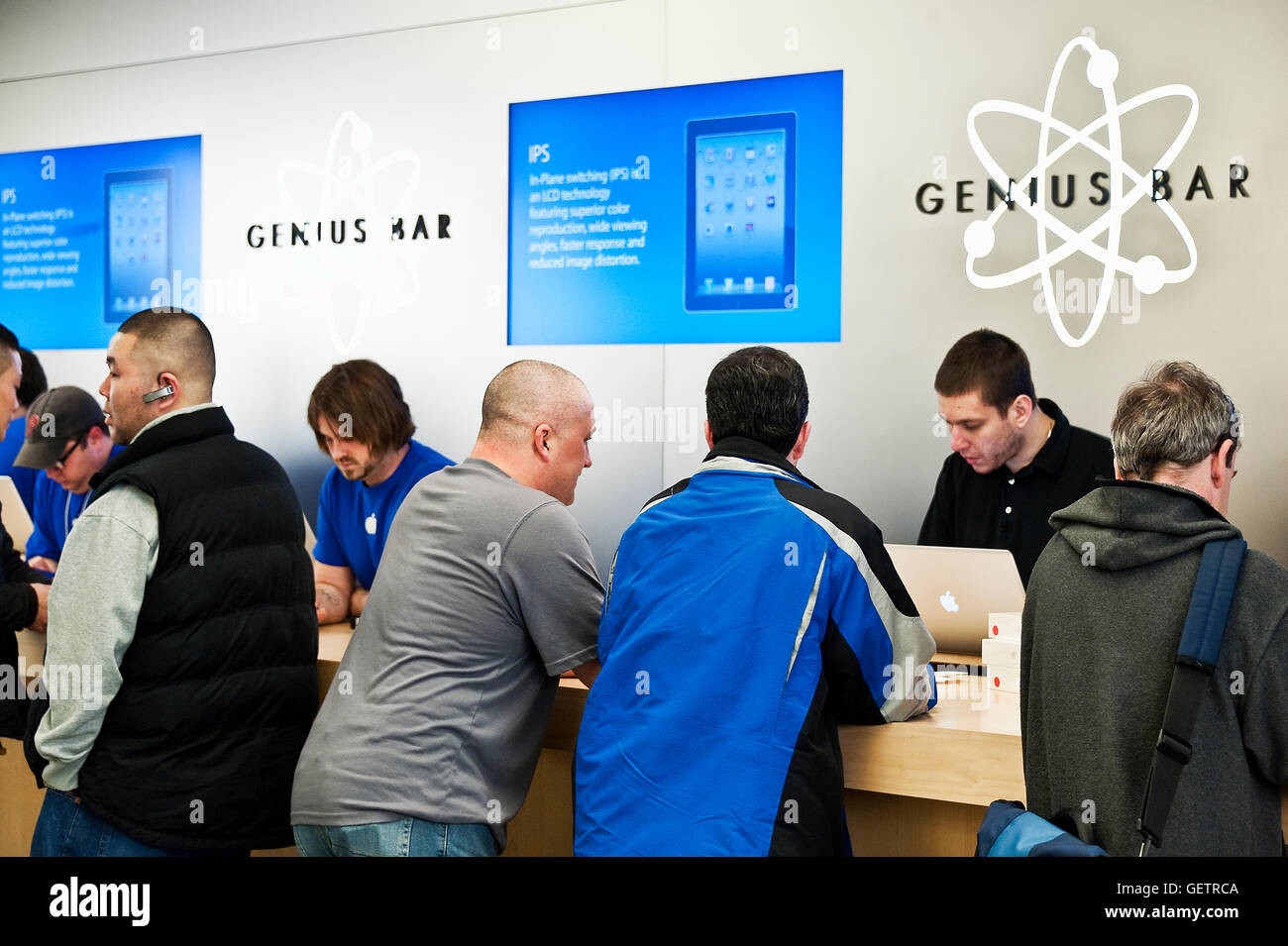 I clienti presso gli Apple store genius bar. Foto Stock