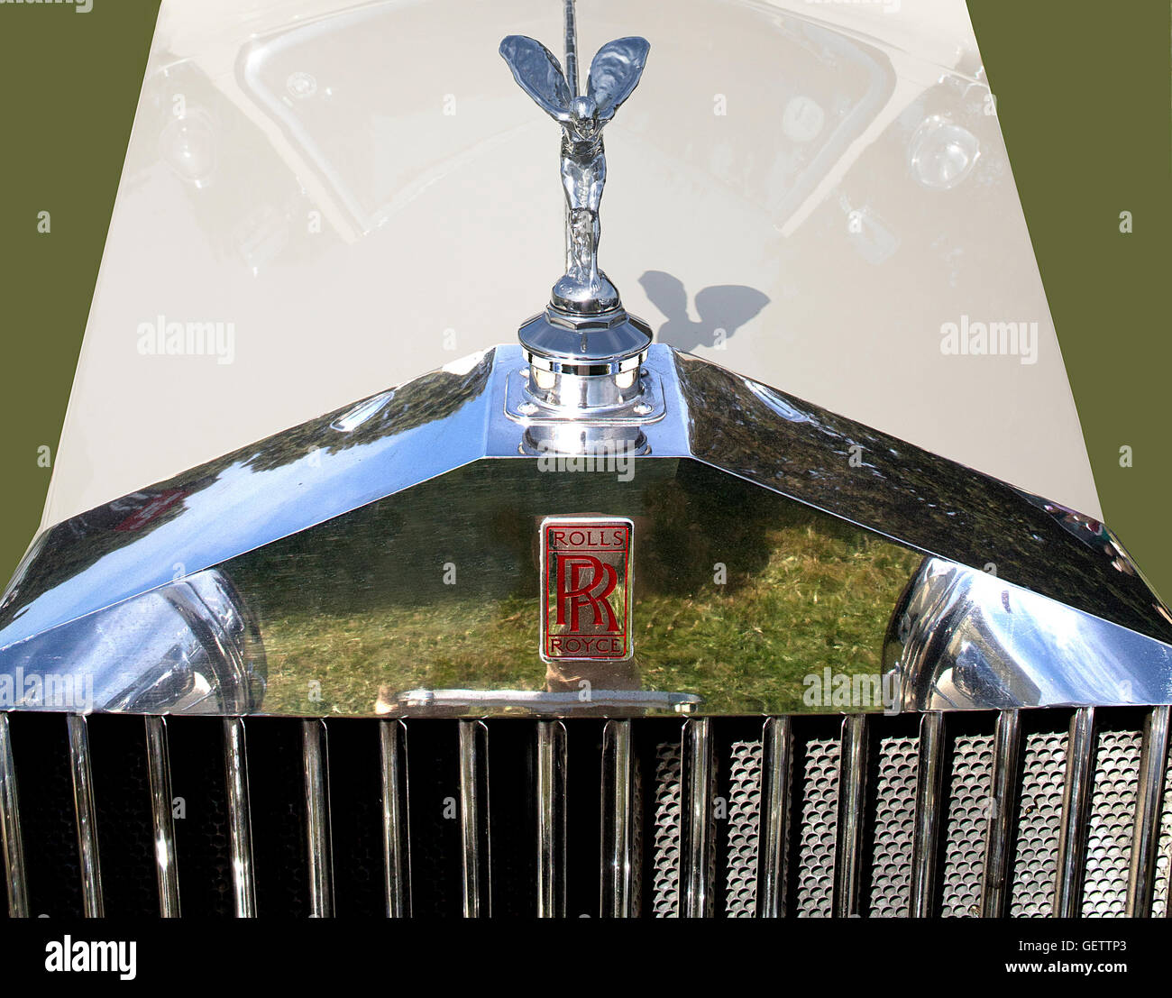 Dettaglio del radiatore e cofano (cofano) di una Rolls-Royce Phantom II drophead coupe con mascot (sfondo verde aggiunto) digitalmente Foto Stock