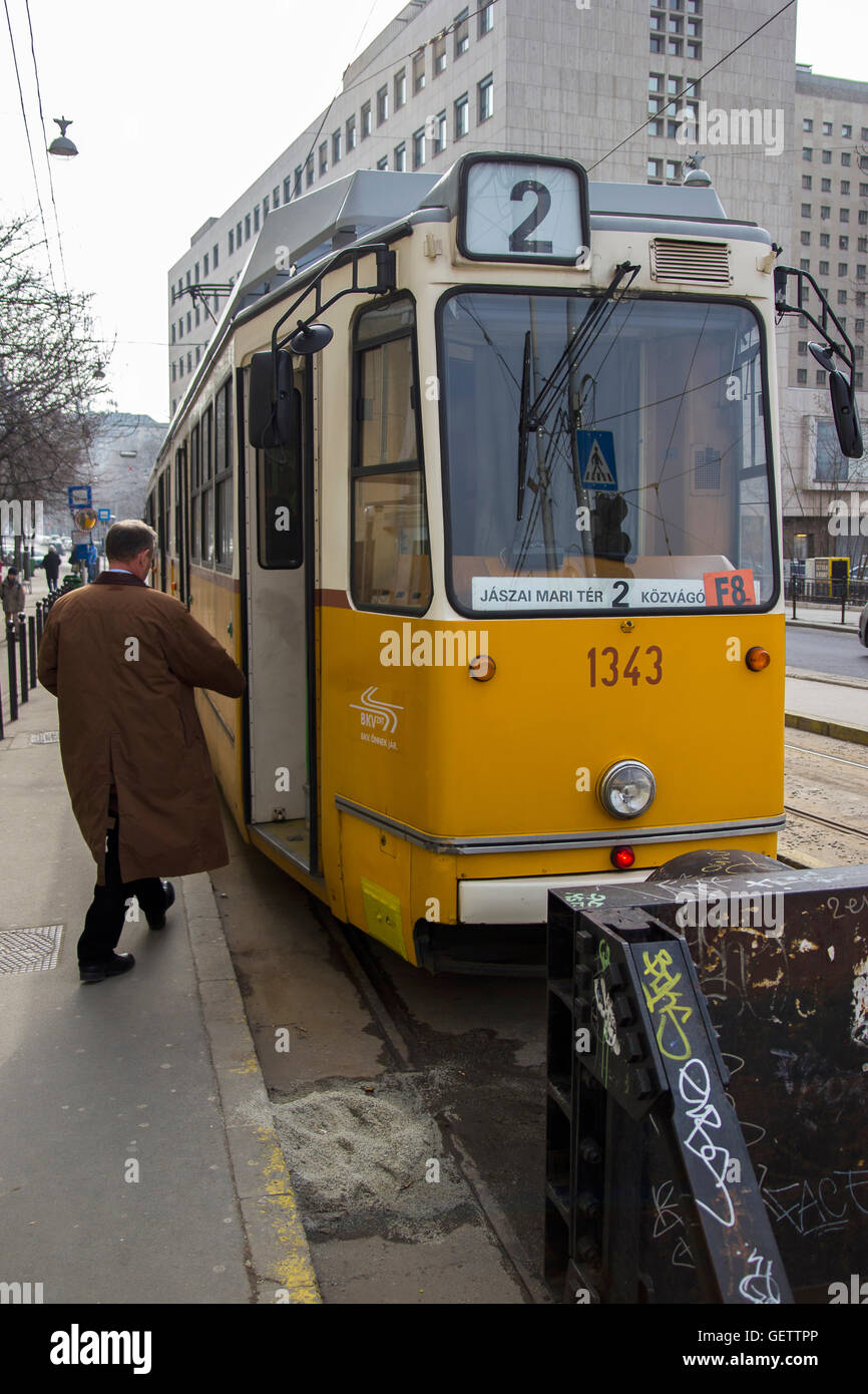 Il numero due linea di tram a Budapest. Foto Stock