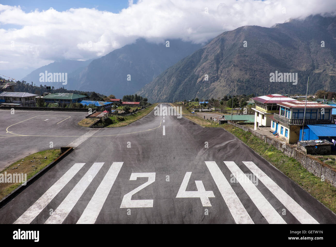 Vista lungo la pista di atterraggio di Tenzing Hillary Aeroporto. Foto Stock