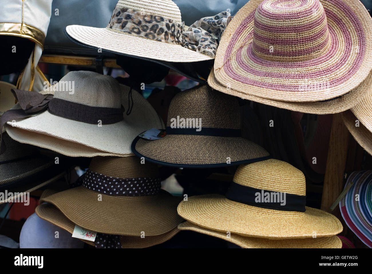 Molti cappelli adornano un venditore ambulante stand della sul Pearl St. Mall in Boulder Foto Stock