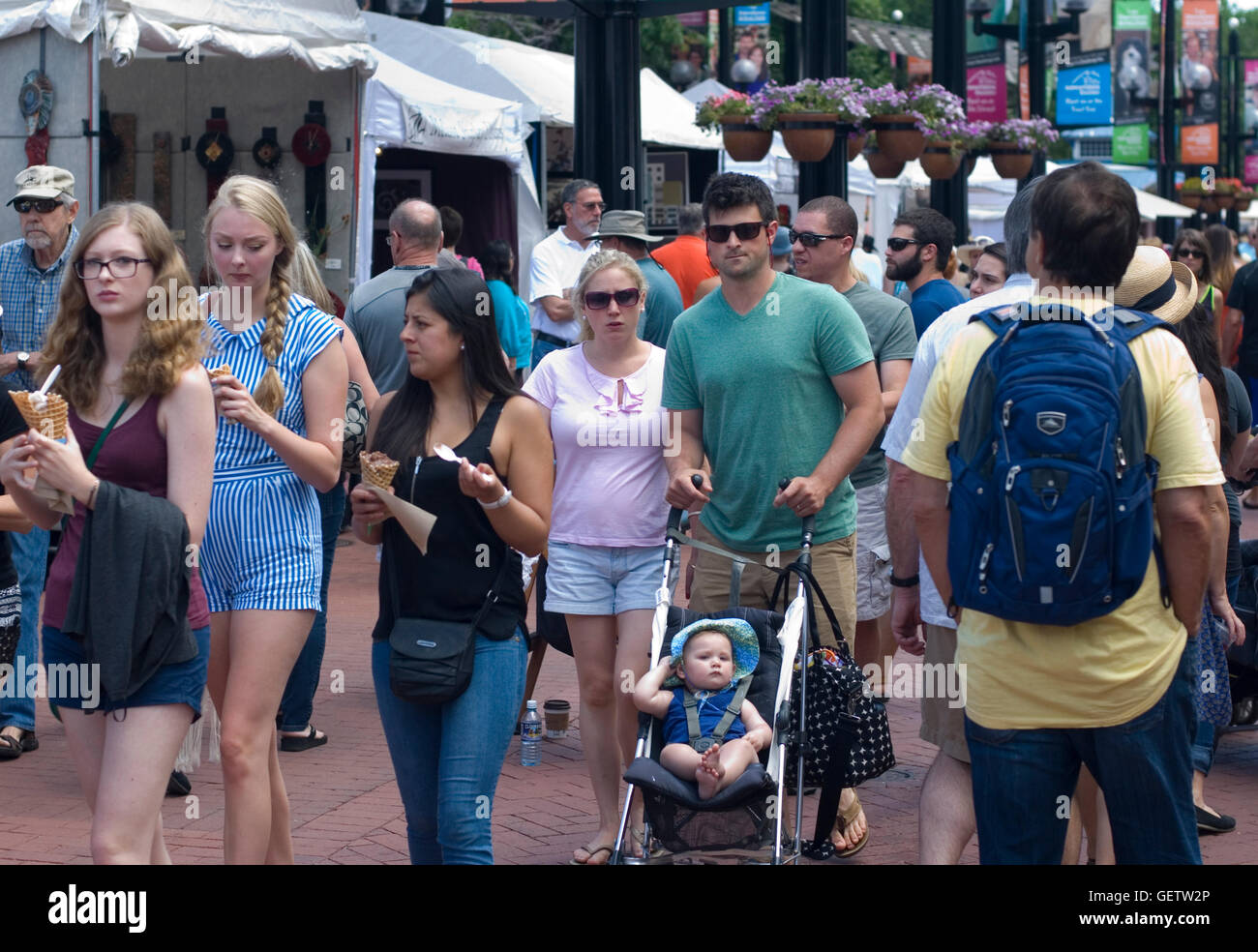 Attività di strada durante il Boulder annuali di Pearl Street Arts Fest. Foto Stock