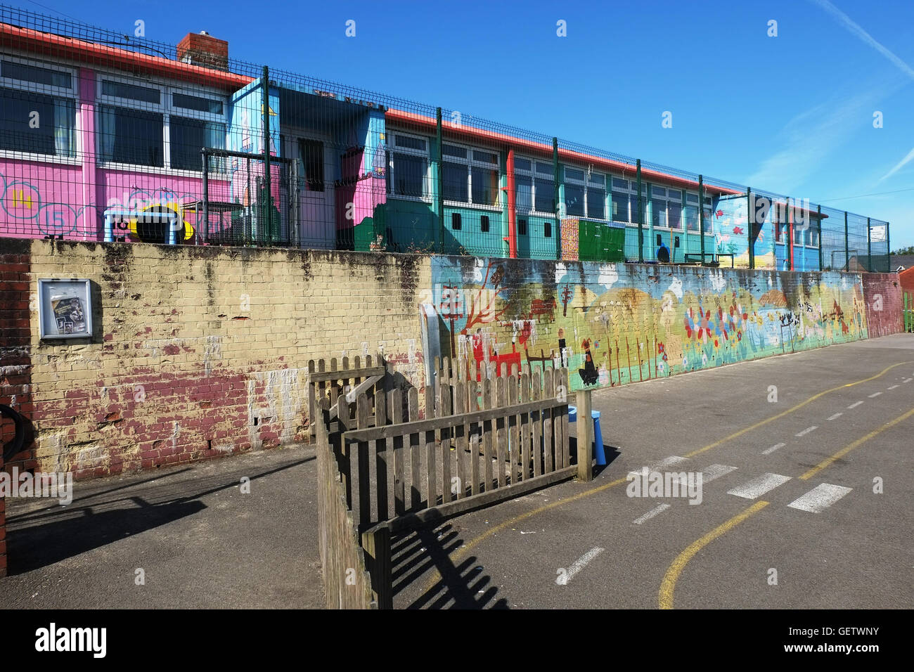 Molto vecchia scuola primaria nel nord di Swansea, dipinto luminosamente ora a causa della sostituzione con un nuovo edificio. 7 agosto 2014 Foto Stock