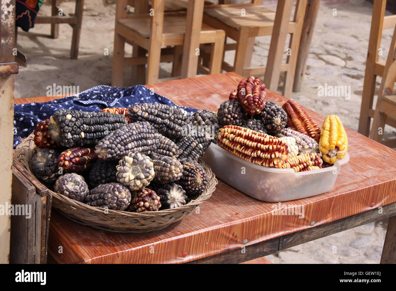 Multi-colore sulla pannocchia di mais in un mercato in Perù, Sud America Foto Stock