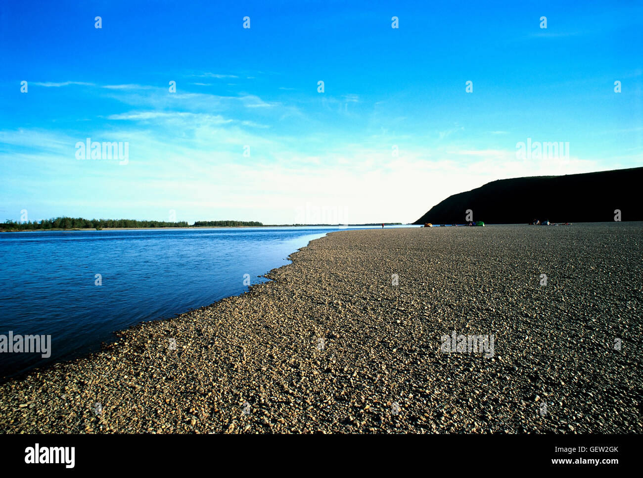 Barra di ghiaia e camper con tende, Fiume Belaya, ex URSS, Siberia. Foto Stock