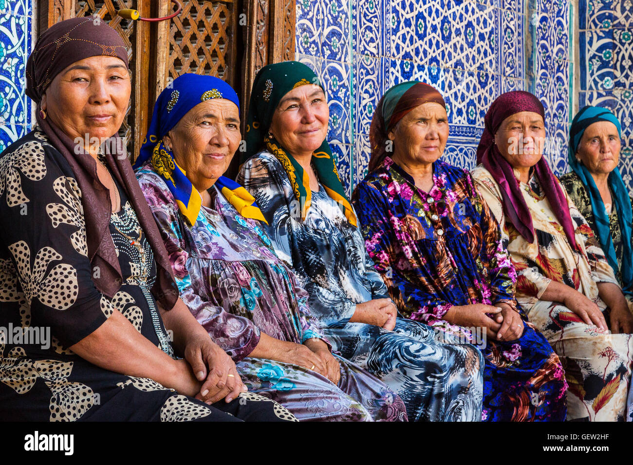 Donne uzbeche in abiti colorati a Khiva, Uzbekistan Foto Stock