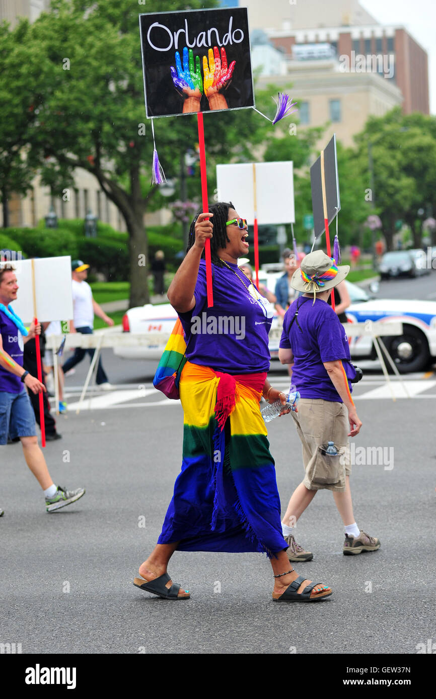 Una donna può contenere fino una targhetta di Orlando a un orgoglio parata a Londra, Ontario in Canada. Foto Stock