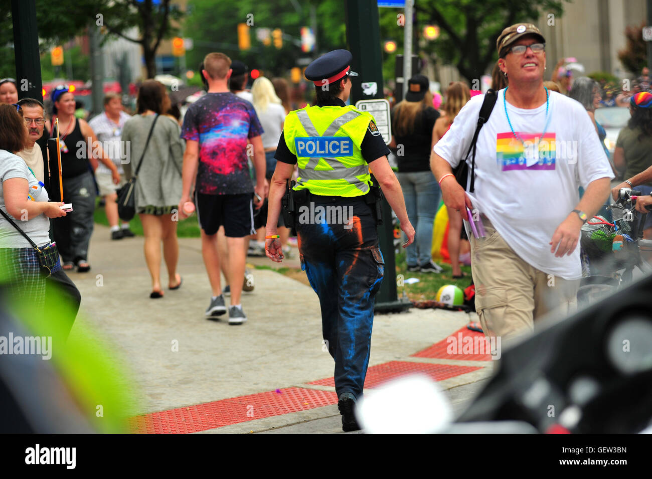 Un funzionario di polizia con colore sul suo pantaloni durante un Pride Parade evento a Londra, Ontario in Canada. Foto Stock