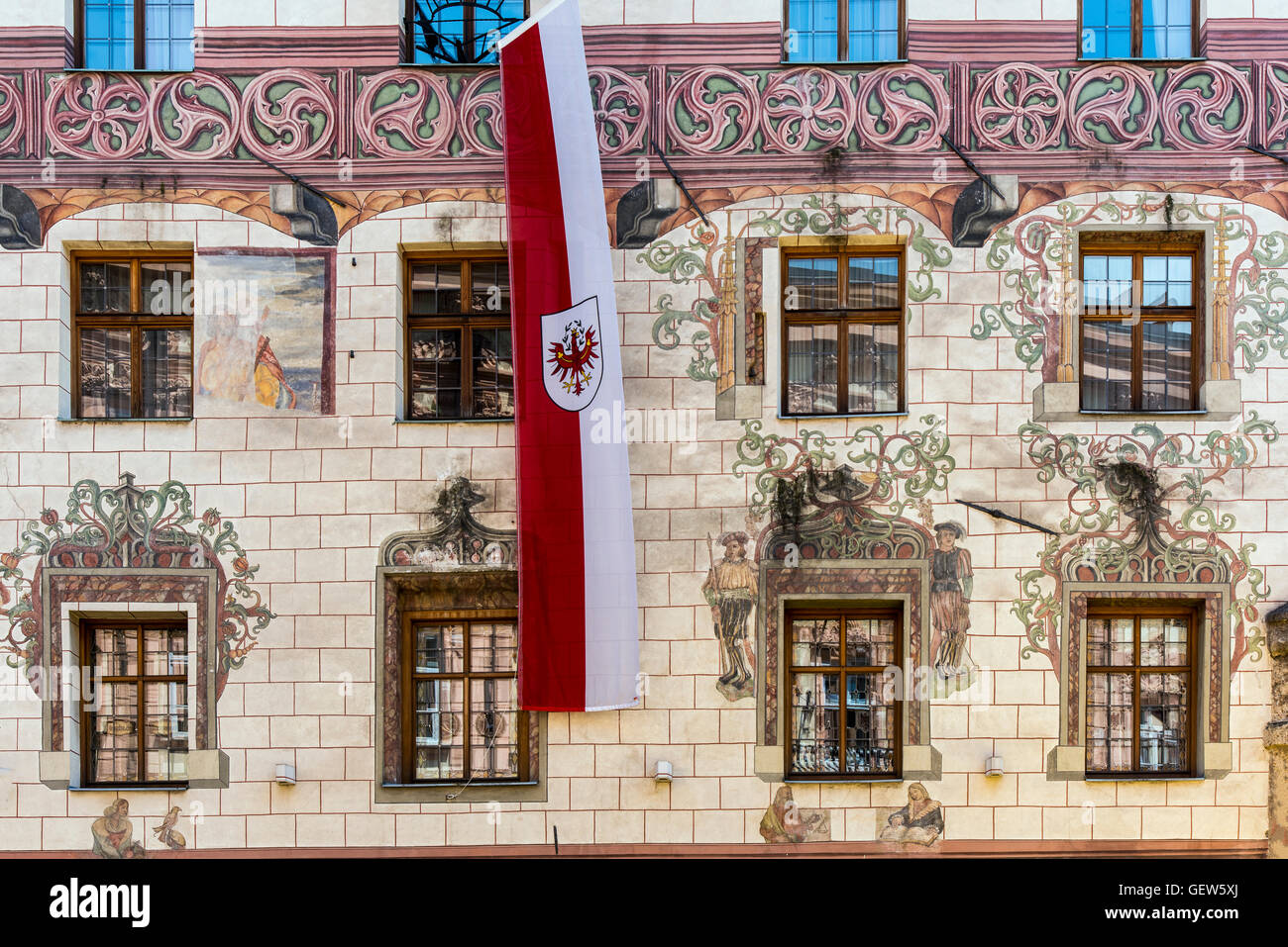 Edificio ornato da dipinti murali nella città vecchia, Innsbruck, in Tirolo, Austria Foto Stock