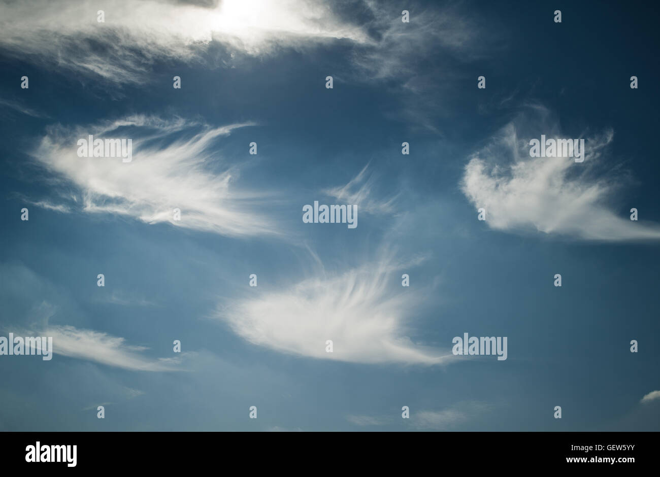 Insolito cirrus nuvole guardando come piume nel cielo blu Foto Stock