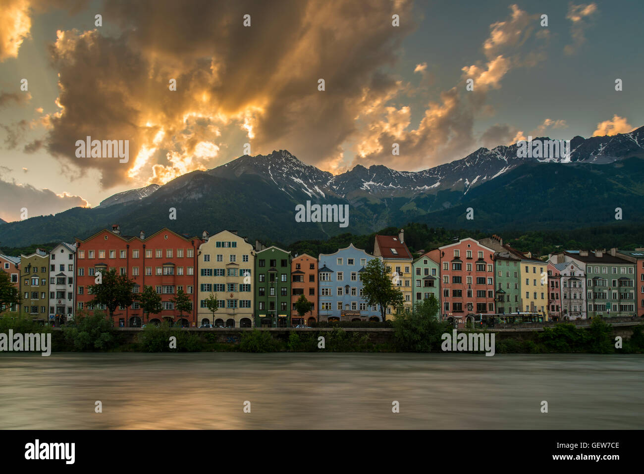Vista al tramonto dei colorati edifici lungo il fiume Inn, Innsbruck, in Tirolo, Austria Foto Stock
