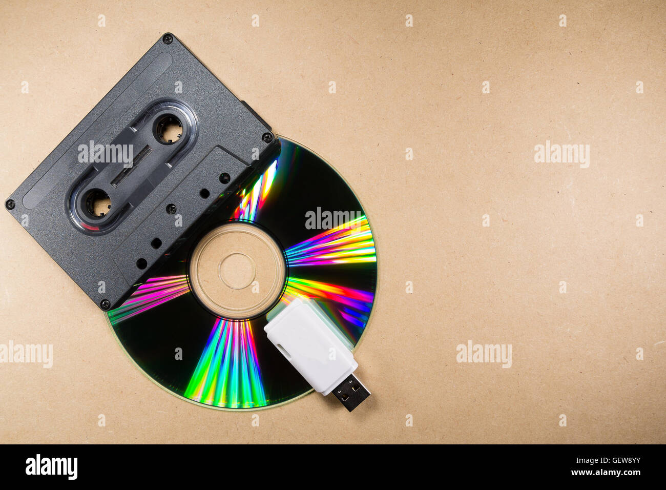 Concetto di evoluzione musicale. Musicassetta, cd e supporto USB. Vintage e moderno. Supporti per la musica Foto Stock