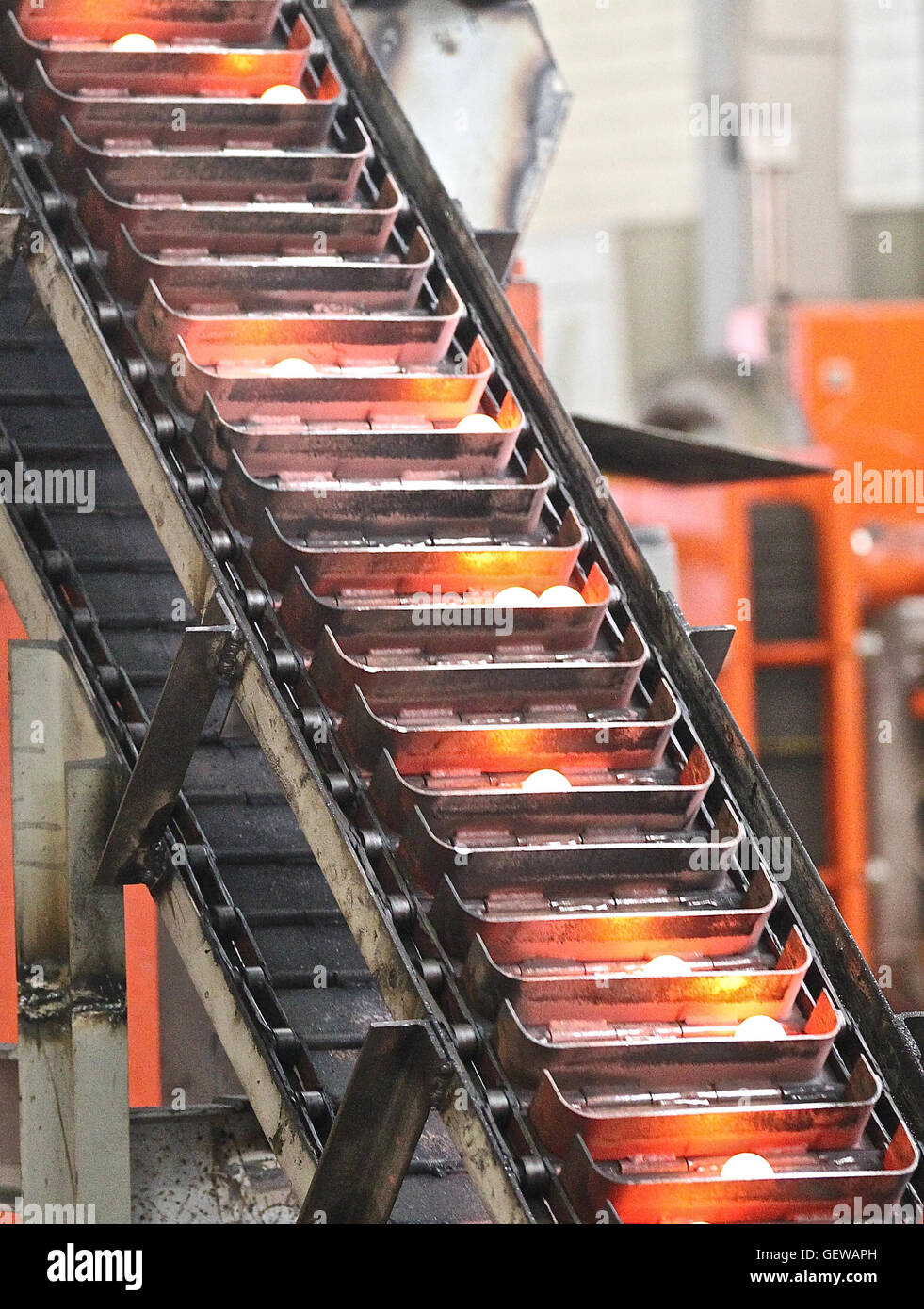 Ascensore per il sollevamento di hot sfere di macinazione dopo il laminatoio Foto Stock
