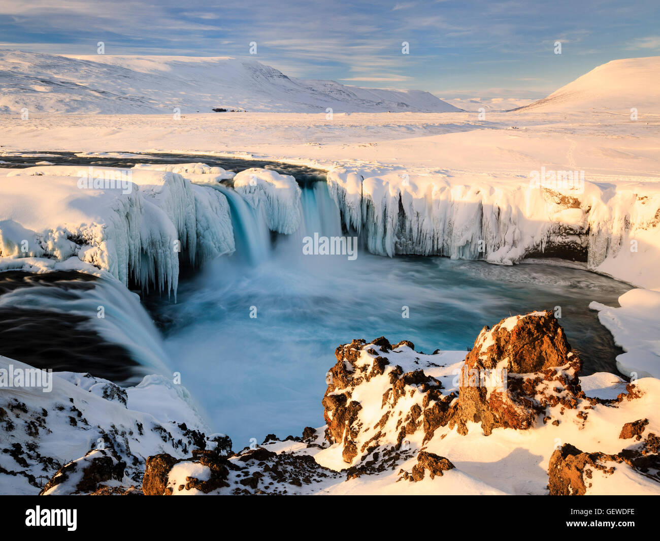 Sole mattutino a cascata Godafoss in Islanda. Foto Stock