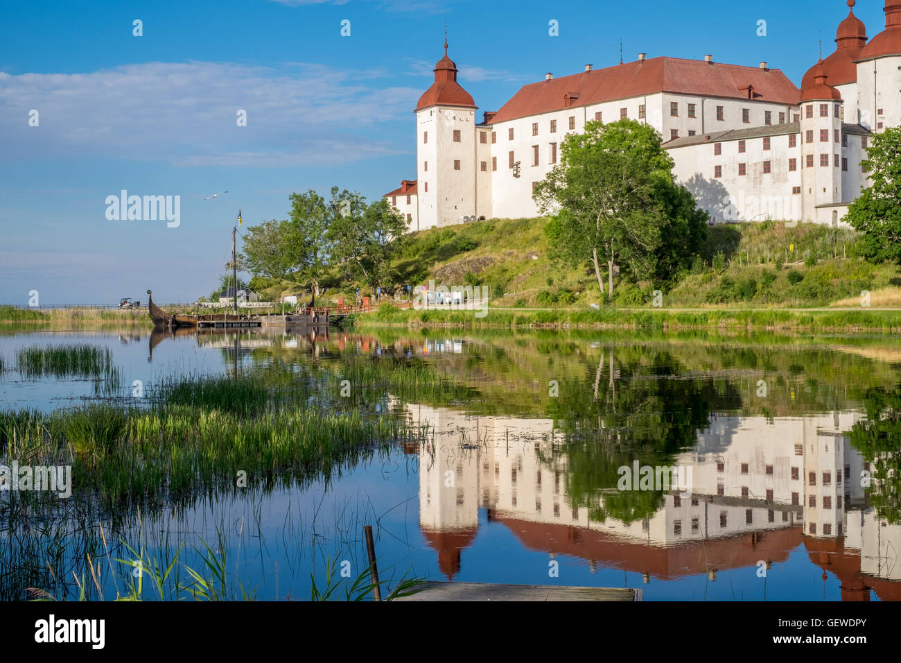 Serata estiva dal Lago Vänern e Läcko castello in Svezia Foto Stock