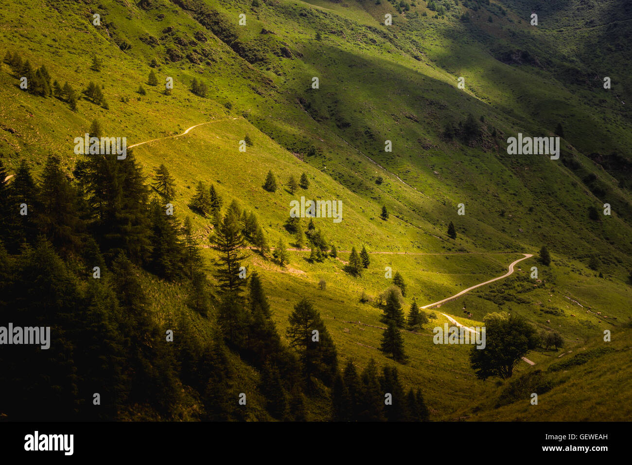 Nuvole in particolare richiamare l'ombra sulla valle Foto Stock
