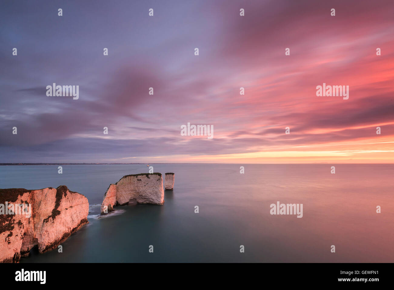 Un colorato sunrise presso Old Harry Rocks. Foto Stock