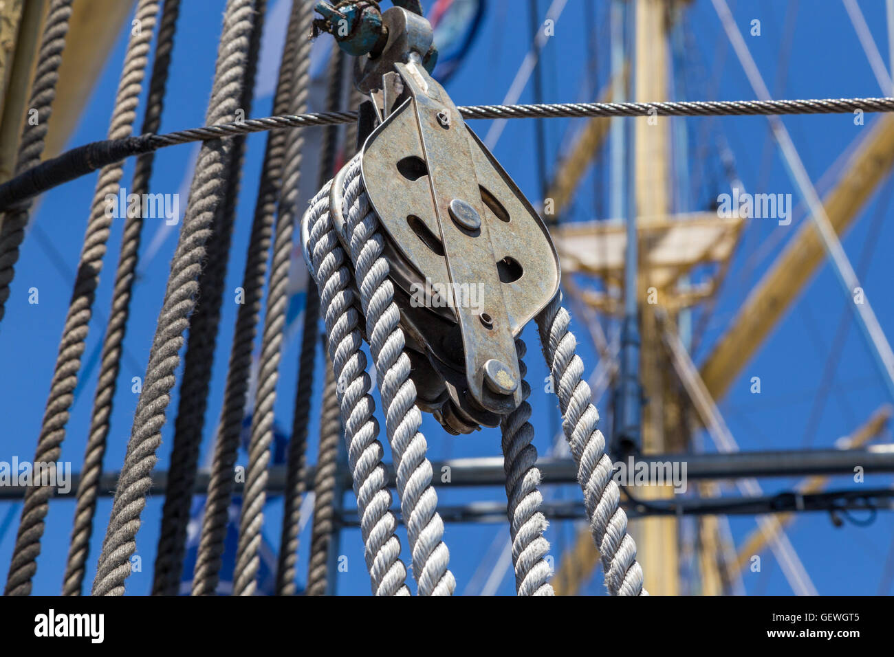 Dettagli attrezzature della nave sul ponte. diversi elementi sailboat rigging Foto Stock