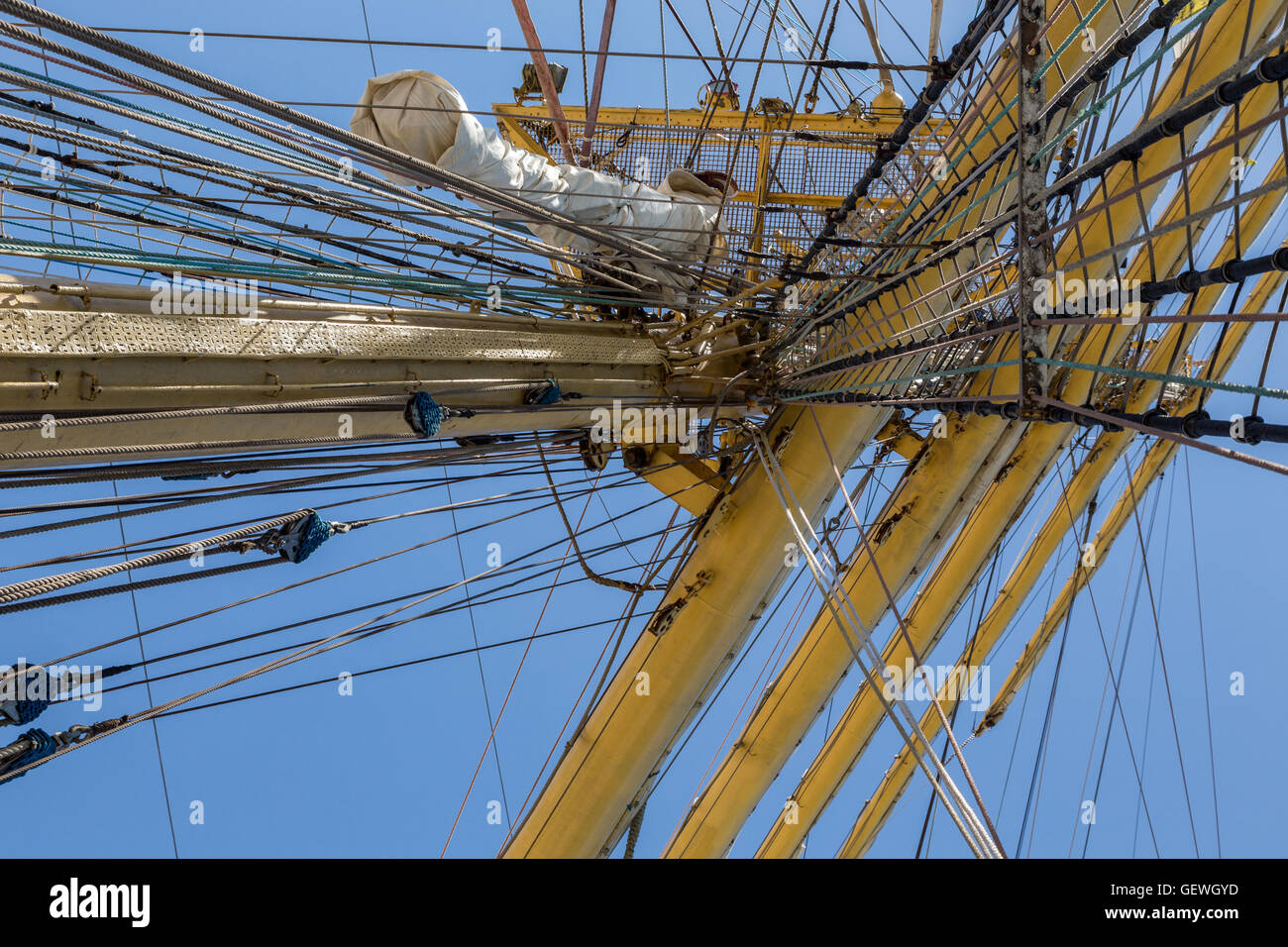 Dettagli attrezzature della nave sul ponte. diversi elementi sailboat rigging Foto Stock