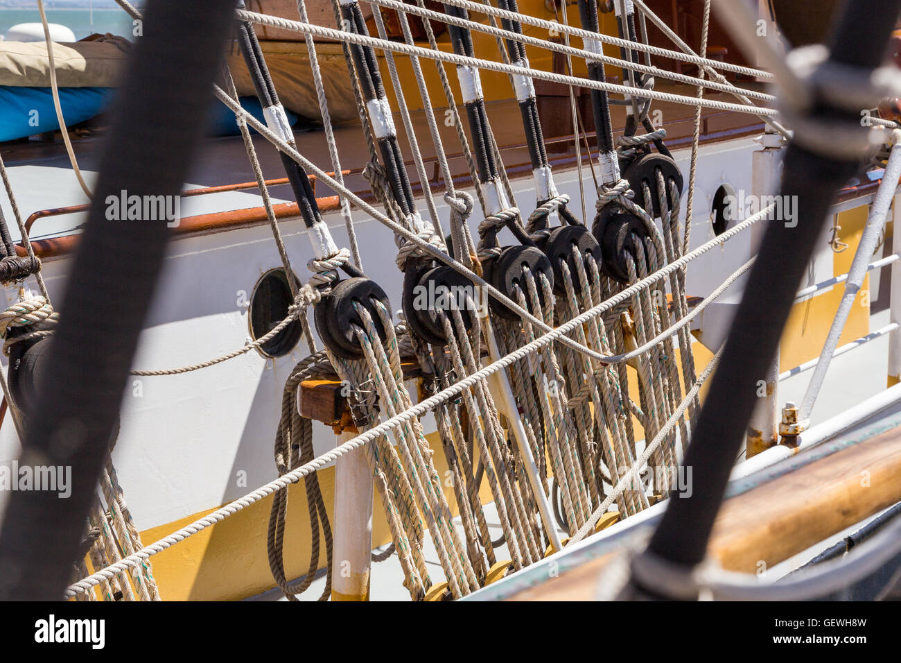 Dettagli attrezzature della nave sul ponte. diversi elementi sailboat rigging Foto Stock