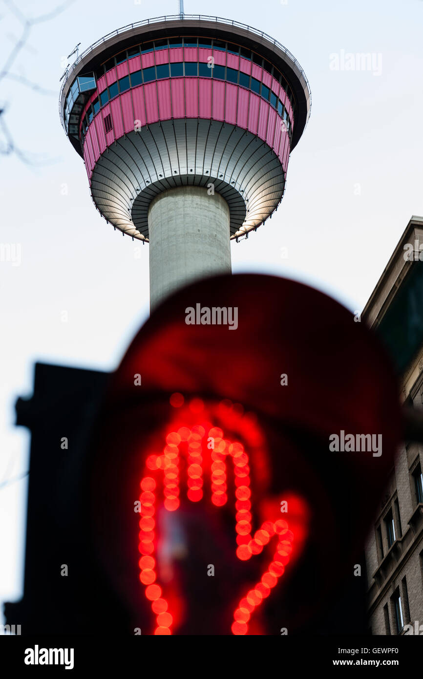 La Calgary Tower con una mano rossa non camminare segno in primo piano. Foto Stock