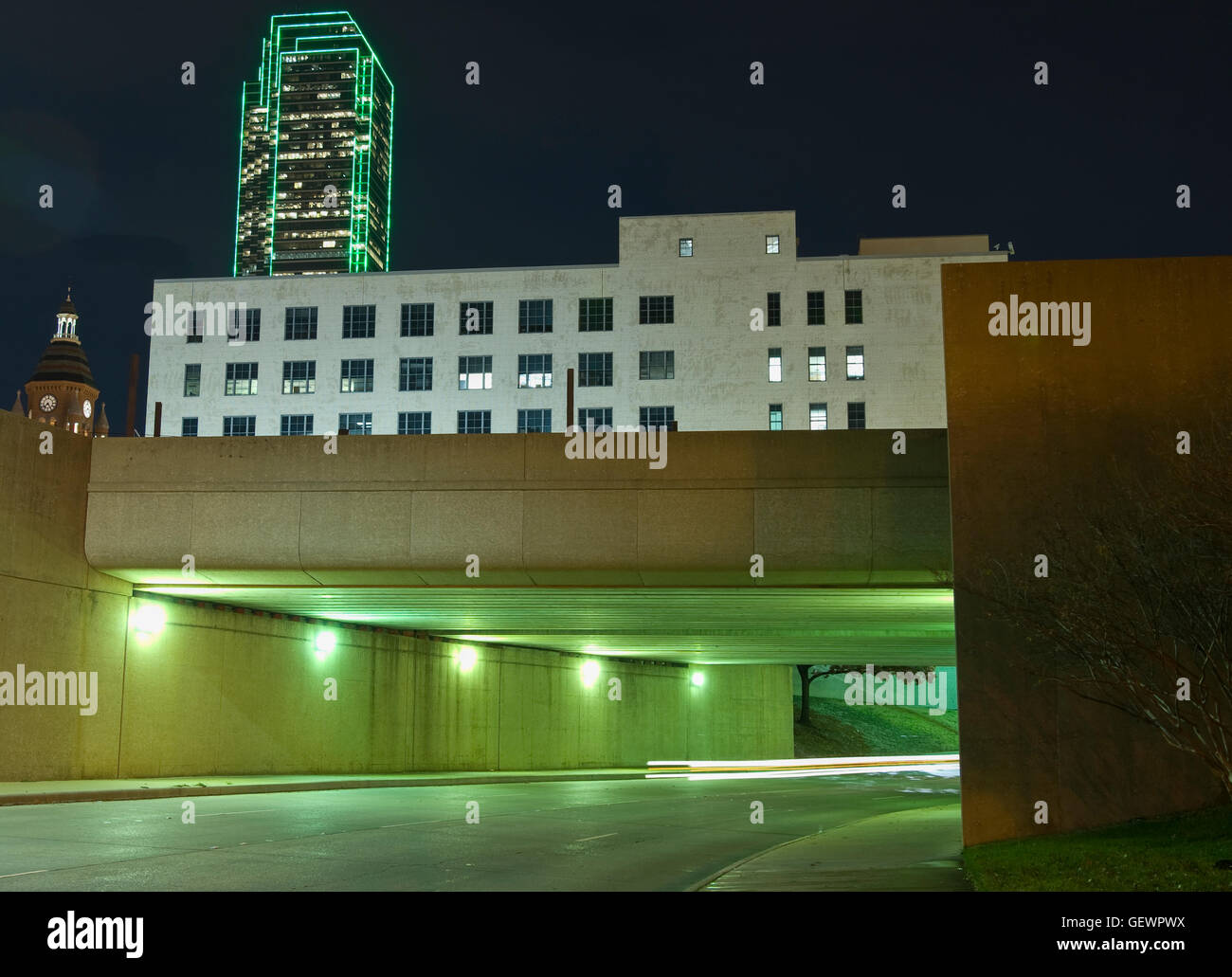 Sottopassaggio con luminose edifici al di sopra. Foto Stock