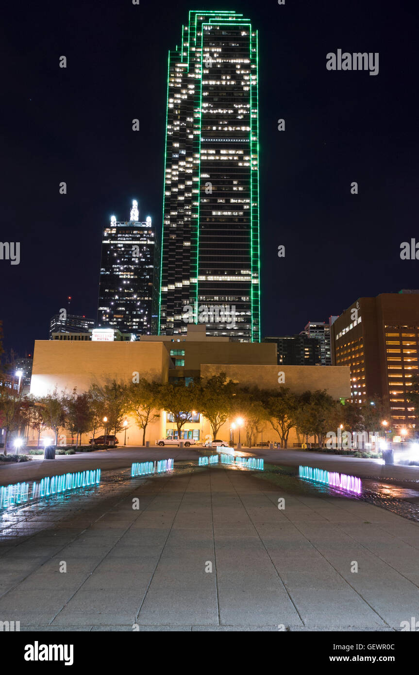 Illuminata luminosamente grattacielo di notte a Dallas. Foto Stock