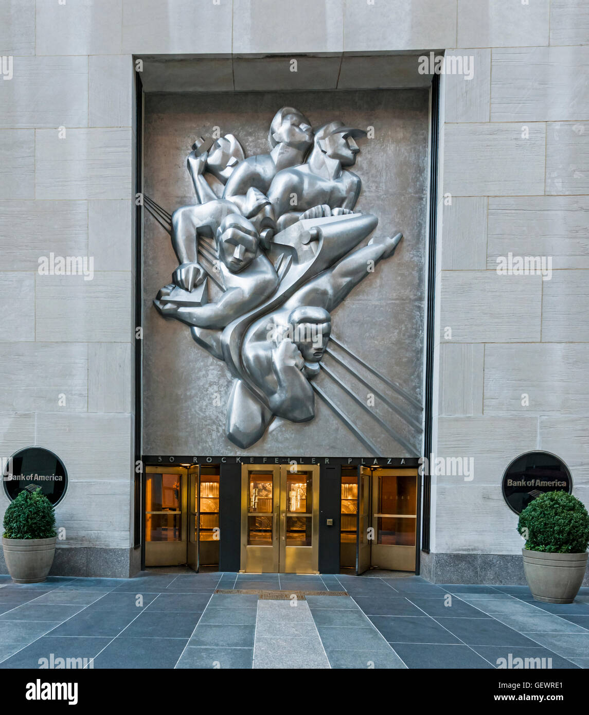 Dettaglio della scultura su ingresso 50 Rockefeller Plaza. Foto Stock