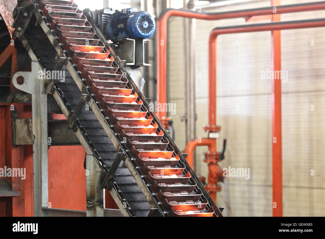 Ascensore per il sollevamento di hot sfere di macinazione dopo il laminatoio Foto Stock