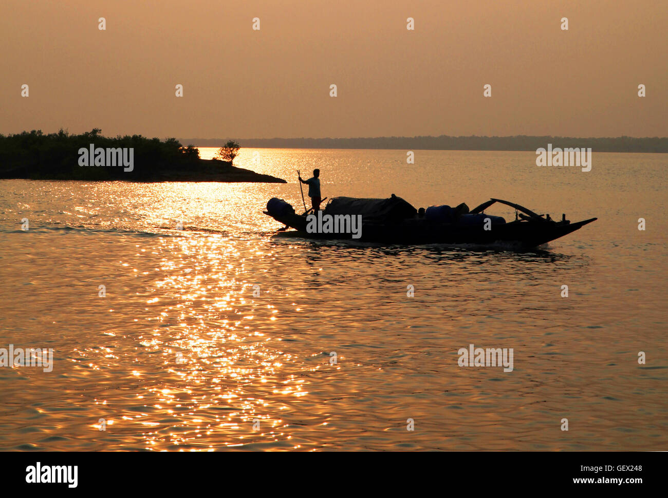 Fisherman cercando cattura la Sundarbans, India, che vengono sommersi a causa di cambiamenti climatici Foto Stock