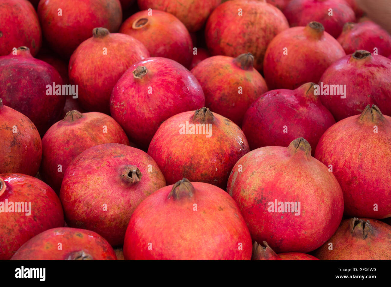 Melograno, grenadine frutta - pila di melograni Foto Stock