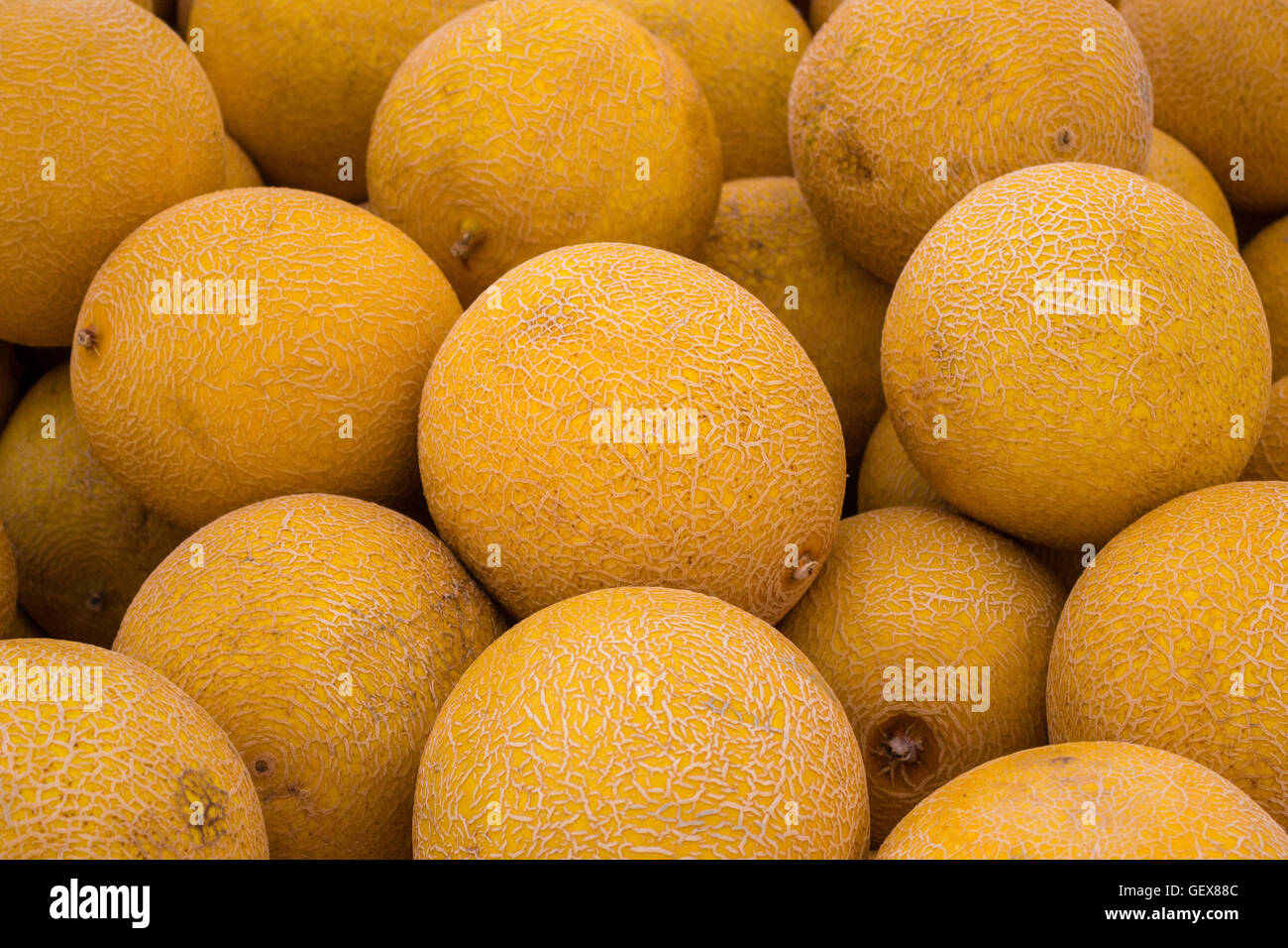 Pila di melone dolce , melone giallo sullo sfondo Foto Stock