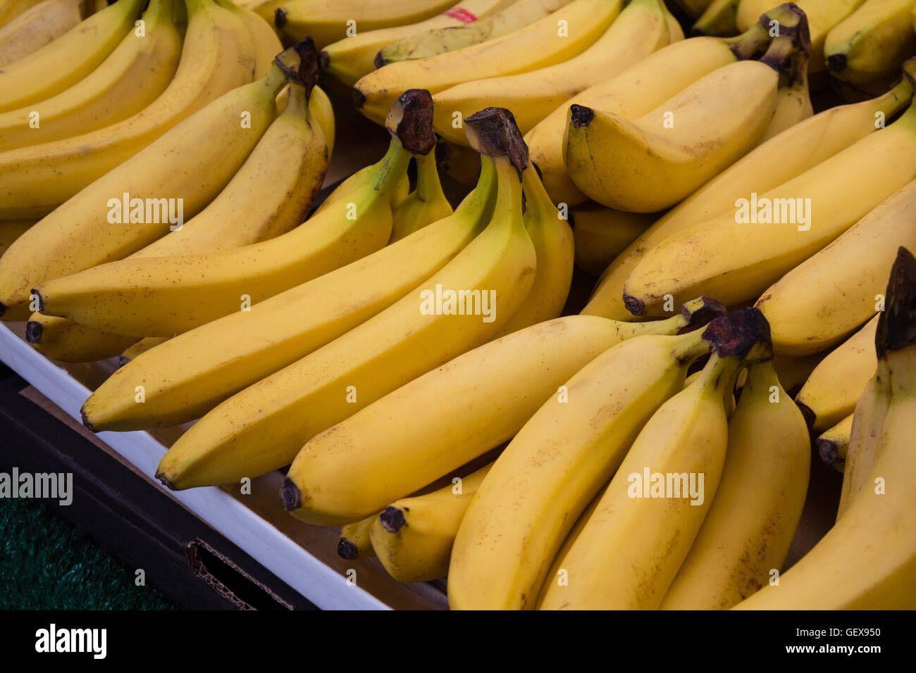Grappolo di banane sul mercato di stallo / mercato alimentare Foto Stock
