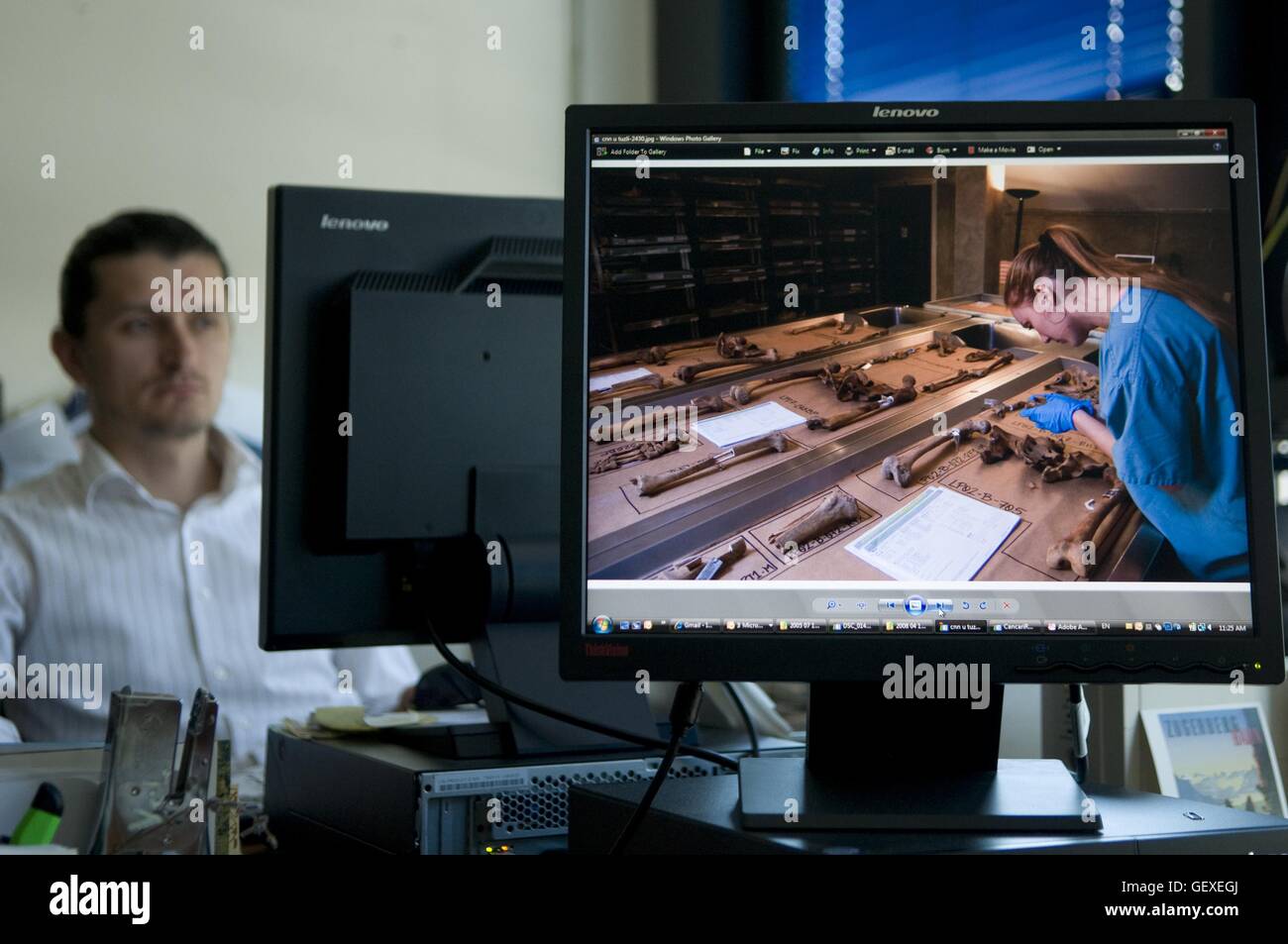 Antropologo forense della Commissione Internazionale sulle persone scomparse (ICMP) lavora per identificare i resti di una vittima del massacro di Srebrenica a Sarajevo, in Bosnia. Più di 8,000 musulmani bosniaci sono stati uccisi dopo che l'esercito serbo bosniaco ha attaccato Srebrenica, un'area sicura dell'ONU, il 10-11 luglio 1995, nonostante la presenza di soldati di pace dell'ONU. Foto Stock