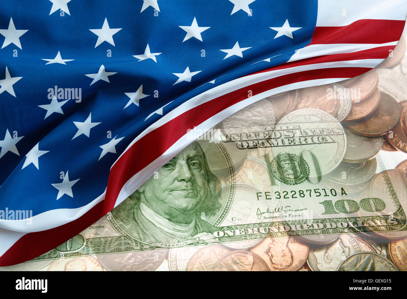 Bandiera americana, monete e banconote Foto Stock