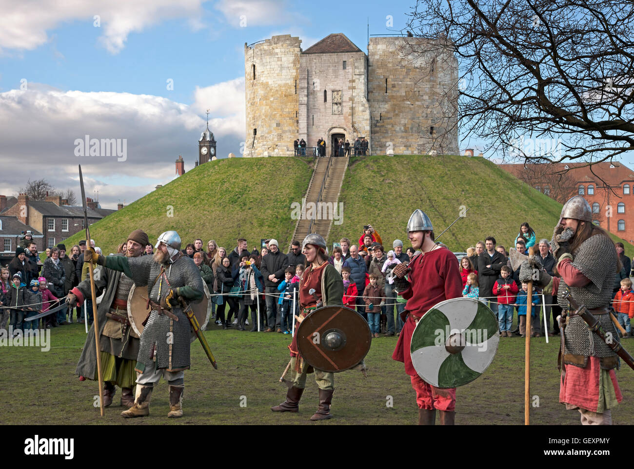 Scaramuccia tra vichinghi e anglo-sassoni presso il Viking Festival. Foto Stock